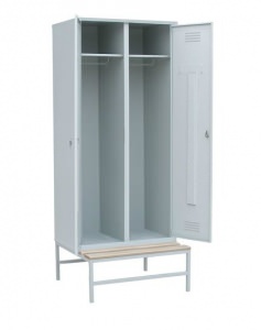 Шкаф металлический для одежды с закрытыми дверями на подставке с деревянной скамьей